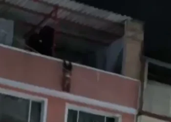 VIDEO E RËNDË/ 2-vjeçari bie nga kati i katërt i pallatit, momenti kur shpëtohet nga banorët