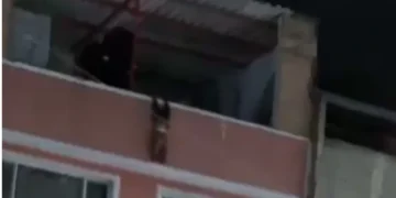 VIDEO E RËNDË/ 2-vjeçari bie nga kati i katërt i pallatit, momenti kur shpëtohet nga banorët