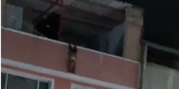 VIDEO E RËNDË/ 2-vjeçari bie nga kati i katërt i pallatit, momenti kur shpëtohet nga banorët