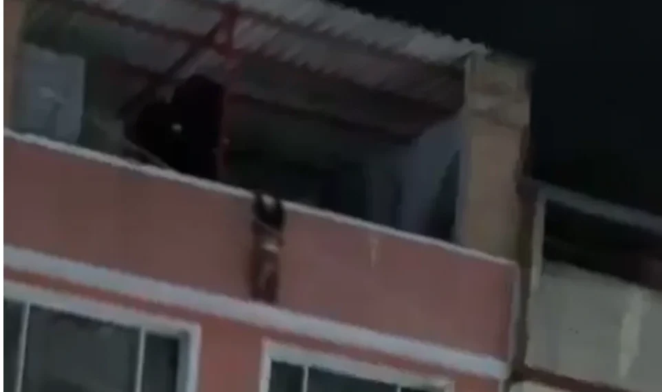 VIDEO E RËNDË/ 2-vjeçari bie nga kati i katërt i pallatit, momenti kur shpëtohet nga banorët