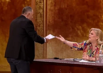 I ftuari i rrëmben nga dora hipotekën Eni Çobanit dhe e gris: Është paçavure..