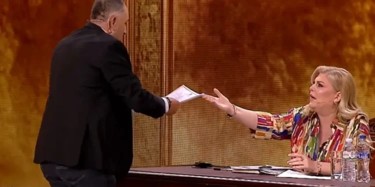 I ftuari i rrëmben nga dora hipotekën Eni Çobanit dhe e gris: Është paçavure..