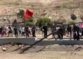 Përplasje në Rrjoll, banorët rrëzojnë gardhin rrethues (VIDEO)