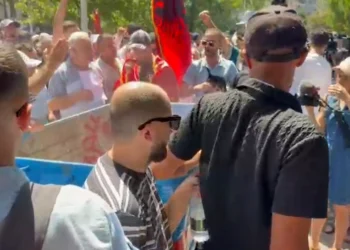 Tensione para Parlamentit, protestuesit vendosin koshin e plehrave në hyrje Kuvendit