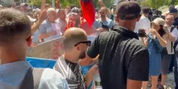 Tensione para Parlamentit, protestuesit vendosin koshin e plehrave në hyrje Kuvendit