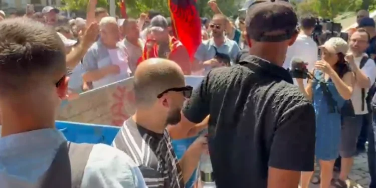 Tensione para Parlamentit, protestuesit vendosin koshin e plehrave në hyrje Kuvendit