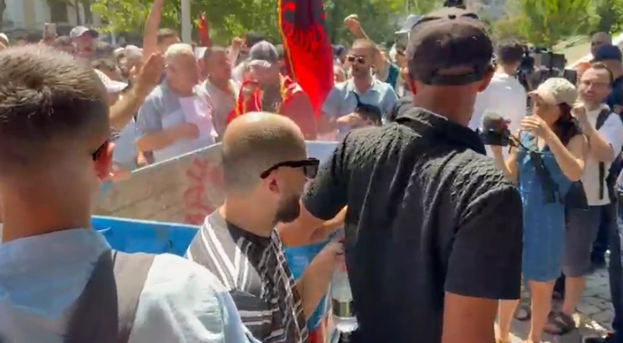 Tensione para Parlamentit, protestuesit vendosin koshin e plehrave në hyrje Kuvendit