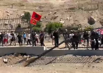 Përplasje në Rrjoll, banorët rrëzojnë gardhin rrethues (VIDEO)