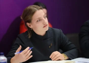 Kërcënohet deputetja Koçeku? Neomalësorja mesazh për Bajrajt: Nëse i prekni një fije floku familjes time do t’ju shkatërroj