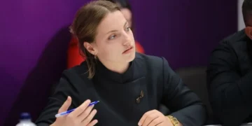 Kërcënohet deputetja Koçeku? Neomalësorja mesazh për Bajrajt: Nëse i prekni një fije floku familjes time do t’ju shkatërroj