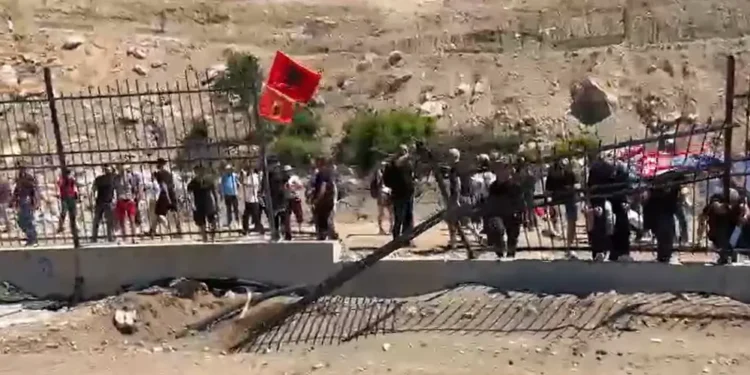 Përplasje në Rrjoll, banorët rrëzojnë gardhin rrethues (VIDEO)