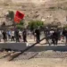 Përplasje në Rrjoll, banorët rrëzojnë gardhin rrethues (VIDEO)