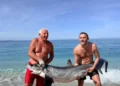 Kapet peshkaqeni dy metra i gjatë në bregdetin e jugut..