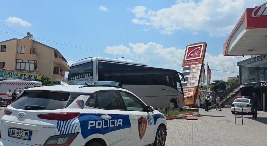 Manovra e gabuar, aksidentohet në Elbasan autobusi me nxënës