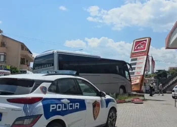 Manovra e gabuar, aksidentohet në Elbasan autobusi me nxënës