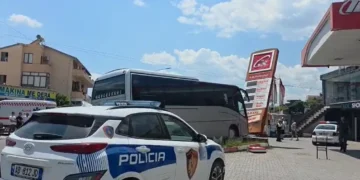 Manovra e gabuar, aksidentohet në Elbasan autobusi me nxënës