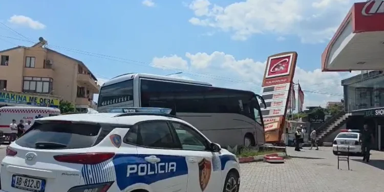 Manovra e gabuar, aksidentohet në Elbasan autobusi me nxënës
