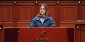 Deputetja e PS-së “braktis” Ramën: Jam deputete e pavarur, Protestuesit e ftojnë t’u bashkohet në shesh