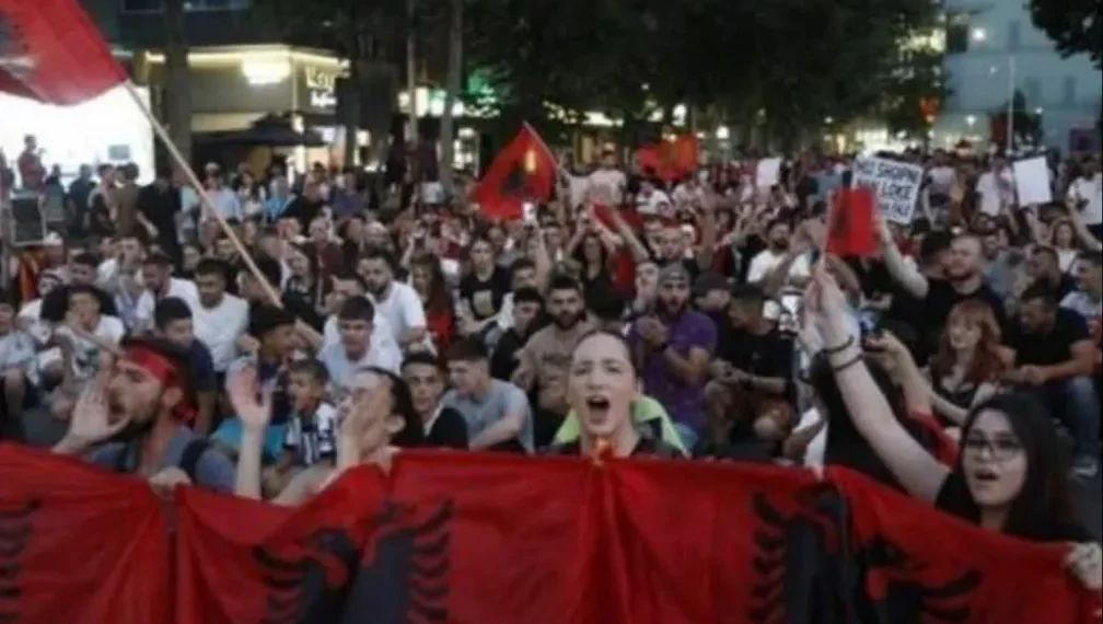 E pabesueshme/ Zbulohet numri i protestuesve mbrëmjen e djeshme në Tiranë