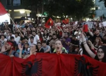 E pabesueshme/ Zbulohet numri i protestuesve mbrëmjen e djeshme në Tiranë