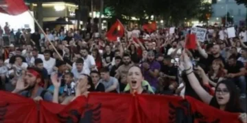 E pabesueshme/ Zbulohet numri i protestuesve mbrëmjen e djeshme në Tiranë