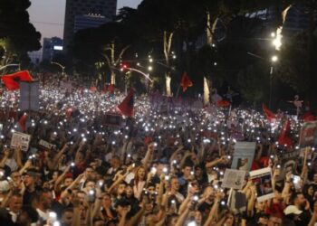 Mbi 120 akademikë shqiptarë firmosin deklaratë në mbështetje të protestave qytetare