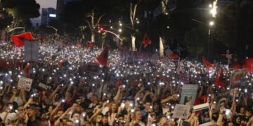 Mbi 120 akademikë shqiptarë firmosin deklaratë në mbështetje të protestave qytetare