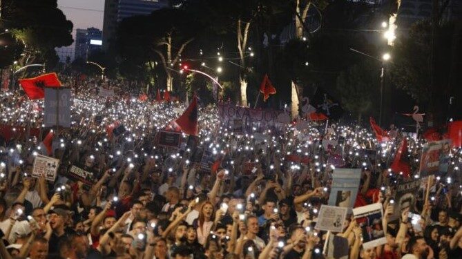 Mbi 120 akademikë shqiptarë firmosin deklaratë në mbështetje të protestave qytetare