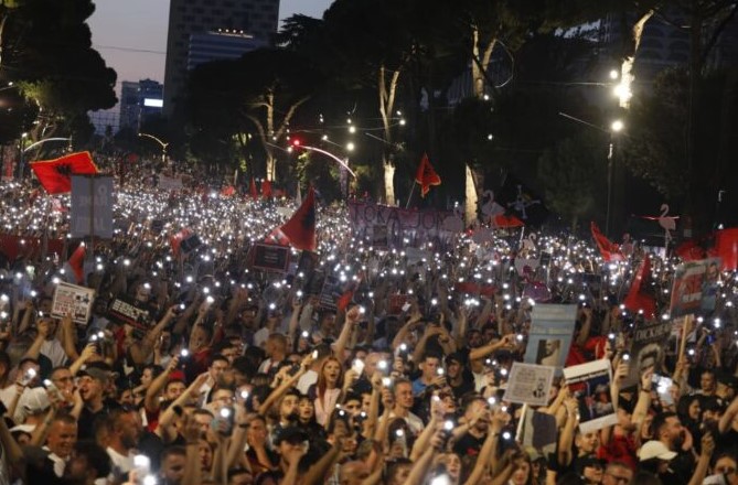 Mbi 120 akademikë shqiptarë firmosin deklaratë në mbështetje të protestave qytetare