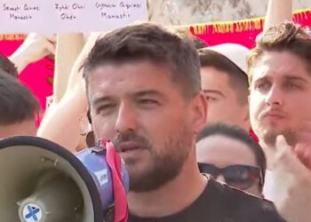 Shqiptarët i kërkojnë të jetë në krye të protestës, Marin Mema kthen përgjigjen e prerë: Politika nuk..