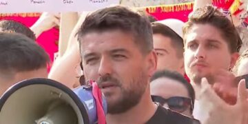 Shqiptarët i kërkojnë të jetë në krye të protestës, Marin Mema kthen përgjigjen e prerë: Politika nuk..
