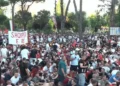 Një fëmijë humbet mes turmës, qytetarët ulen në tokë