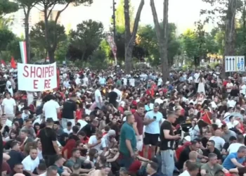 Një fëmijë humbet mes turmës, qytetarët ulen në tokë
