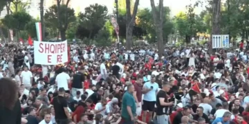 Një fëmijë humbet mes turmës, qytetarët ulen në tokë