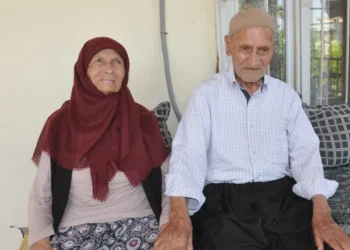 Çifti 100 dhe 103 vjeç tregon sekretin e jetëgjatësisë: 3 ushqimet që nuk mungojnë në tryezën tonë janë…