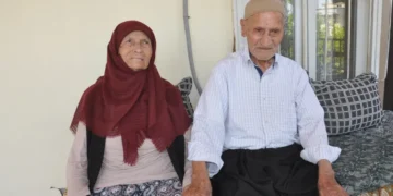 Çifti 100 dhe 103 vjeç tregon sekretin e jetëgjatësisë: 3 ushqimet që nuk mungojnë në tryezën tonë janë…