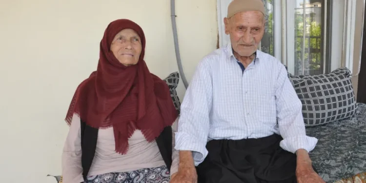 Çifti 100 dhe 103 vjeç tregon sekretin e jetëgjatësisë: 3 ushqimet që nuk mungojnë në tryezën tonë janë…