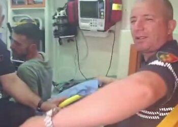 Protestuesi i arrestuar gjatë tubimit para Parlamentit dërgohet në spital pas përkeqësimit të gjendjes shëndetësore