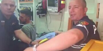 Protestuesi i arrestuar gjatë tubimit para Parlamentit dërgohet në spital pas përkeqësimit të gjendjes shëndetësore