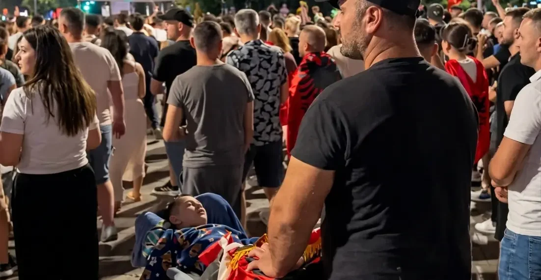 Protestoi për 32 ditë me djalin e paralizuar, shqiptarët surprizojnë në GoFundMe babain e arrestuar..