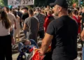 Protestoi për 32 ditë me djalin e paralizuar, shqiptarët surprizojnë në GoFundMe babain e arrestuar..