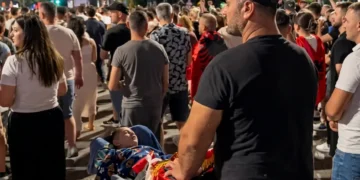 Protestoi për 32 ditë me djalin e paralizuar, shqiptarët surprizojnë në GoFundMe babain e arrestuar..