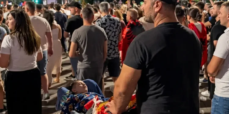 Protestoi për 32 ditë me djalin e paralizuar, shqiptarët surprizojnë në GoFundMe babain e arrestuar..