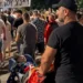 Protestoi për 32 ditë me djalin e paralizuar, shqiptarët surprizojnë në GoFundMe babain e arrestuar..