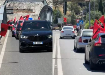 Sot protesta kombëtare, diaspora mbërrin në Shkodër. Me këngë patriotike dhe flamuj, vijojnë rrugën drejt Tiranës