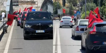 Sot protesta kombëtare, diaspora mbërrin në Shkodër. Me këngë patriotike dhe flamuj, vijojnë rrugën drejt Tiranës