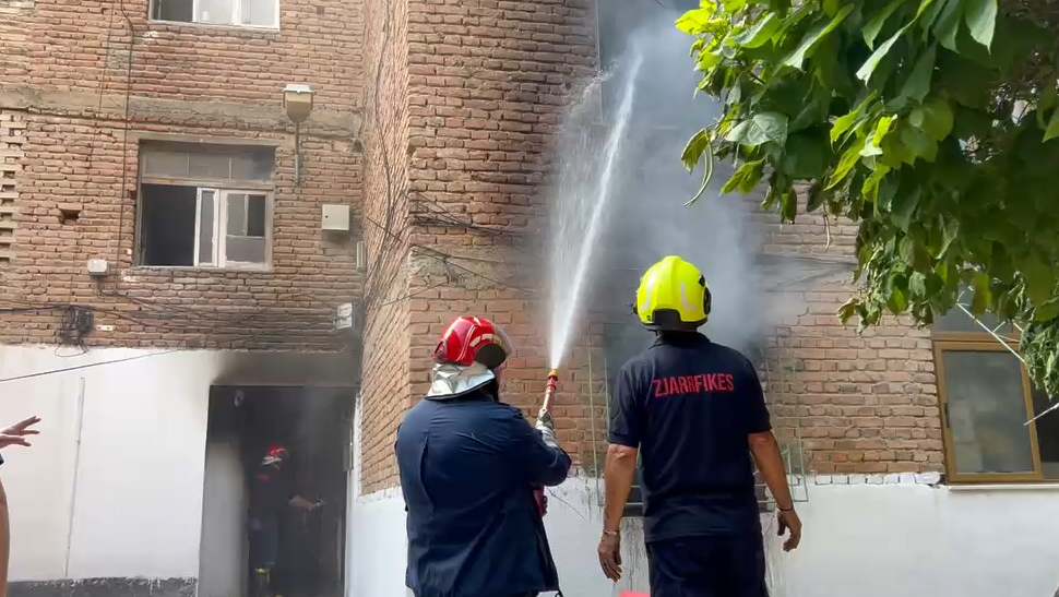 Zjarr në një banesë në Korçë, humb jetën i moshuari. Ja për çfarë dyshohet..