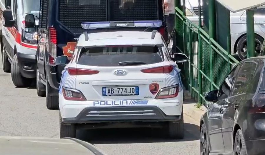 E rëndë/ 16-vjeçari qëllon me thikë xhaxhanë