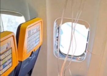 Panik në fluturimin e Ryanair, thyhet dritarja, plagoset pasagjeri (Video)