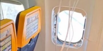 Panik në fluturimin e Ryanair, thyhet dritarja, plagoset pasagjeri (Video)